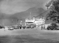 Kinsarvik, ferje, MF Hardangerfjord, fjord, fjell, kai, tre,