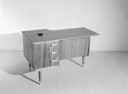 Skap/skjenk med skuffer. Skrivebord.