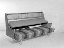 Kombinasjonsmøbel. Sofaseng med bokreol i rygg.