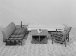 Sovebenkar, stol og bord.