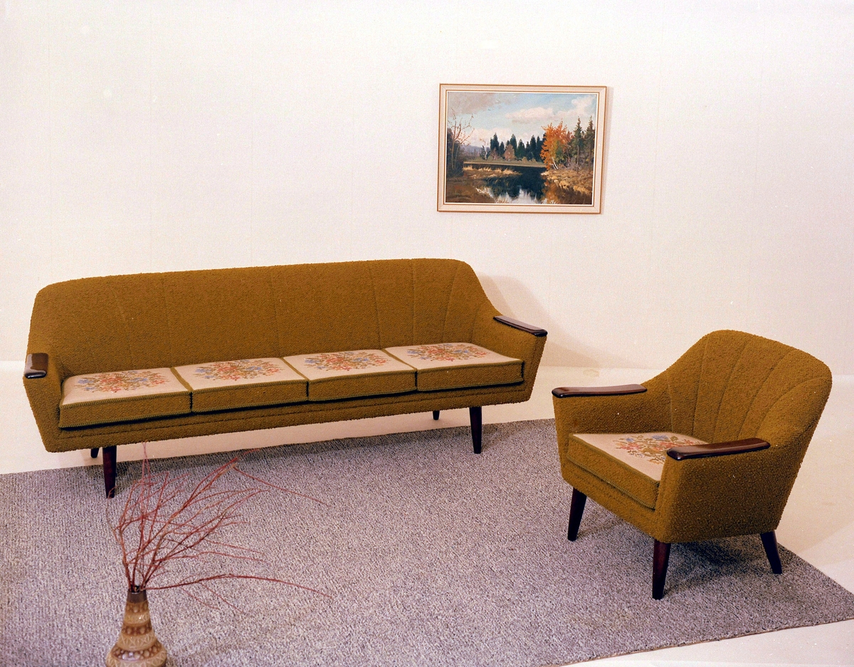 Salong. Sofagruppe med sofa og lenestol.