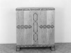 Skap/skjenk med utskjeringar.