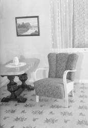 Lenestol og salongbord.