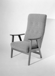 Lenestol med høg rygg.