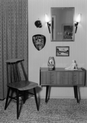 Kommode og småstol. Entrèmøbel.