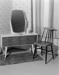 Kommode og småstol.