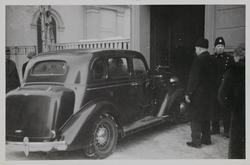 Lev Trotskij ankommer retten i Drammen den 11. desember 1936