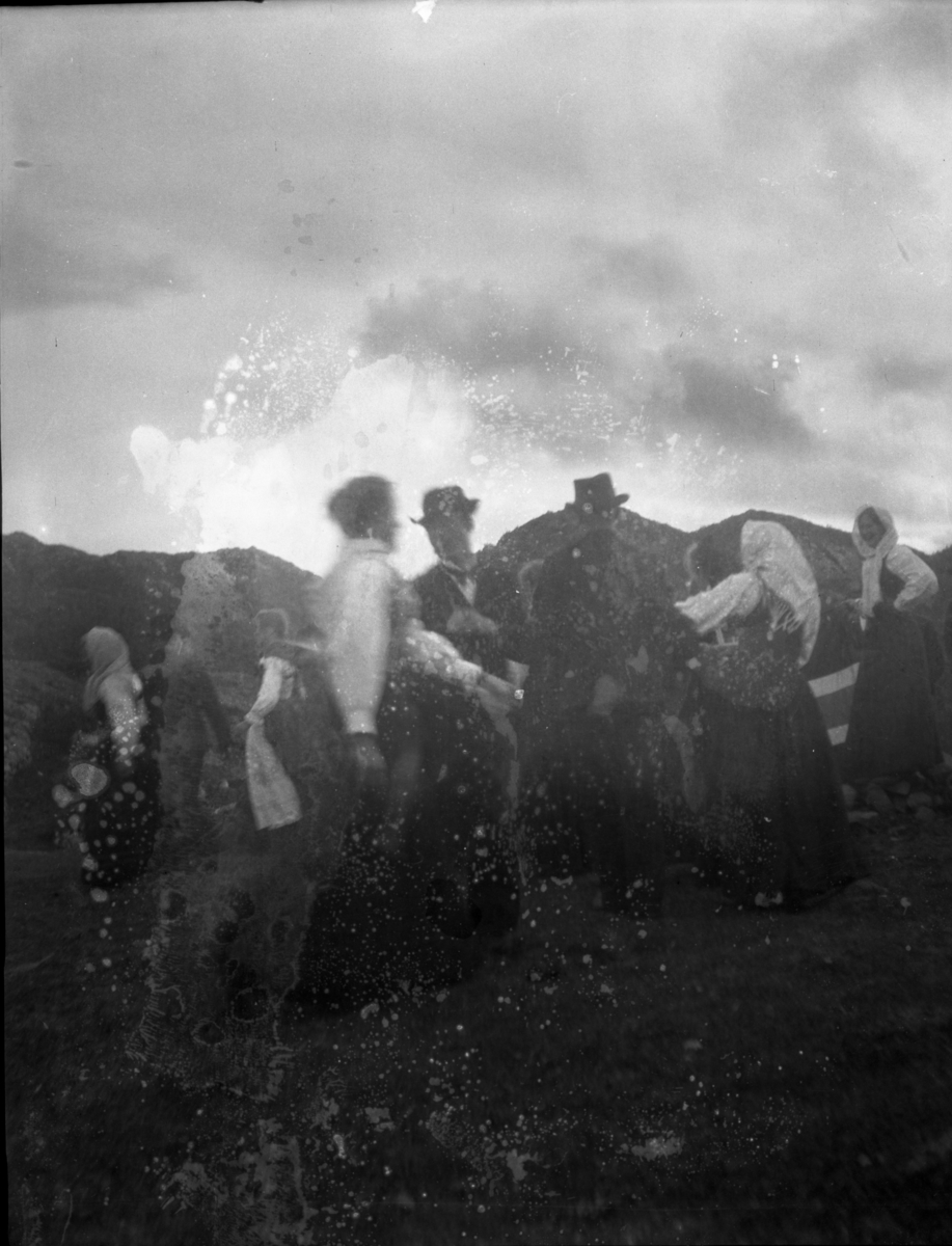 Rikard Berges fotoarkiv. 8 negativer. Gruppe mennesker på fjellet, kvinner i bunader.