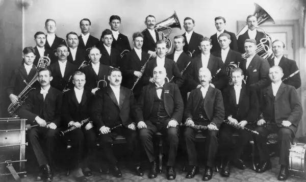 Tistedalens Musikkforening fotografert 1924, med sin dirigen