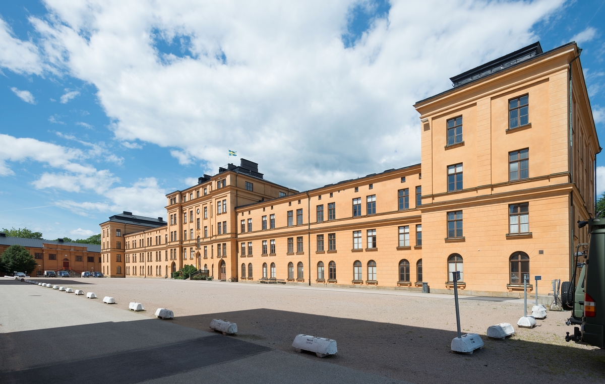 Fotodokumentation av byggnader på Marinbasen i Karlskrona. Kasern Najaden.  Byggnaden uppfördes kring år 1905 som Södra kasern för Kustartilleriet. Byggnaden har använts till förläggning för Kustartilleriet och senare för flottan.