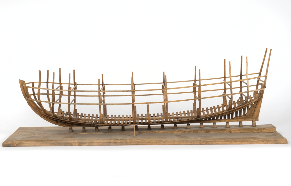 Spantmodell gjord efter örlogsskeppet Göteborg, 36 kanoner, byggt 1633. Modellen är byggd av ekgrenar med glest uppsatta spant och tätare placerade bottenstockar samt med påspikade tvärsent för däckan och några långsent för att visa formen. Den är konstruerad efter det bestick från 163I som är publicerat bland annat i Svenska Flottans historia, Allhem, del I sid 236 och avser det minsta skeppet av de tre som besticket omfattar. Detta skepp byggdes 1633 i Göteborg och fick namnet Göteborg.
Rekonstruktionen efter besticket är gjort av kapten Sam Svensson och är riktig till de värden som beticket omfattar, ex midskeppssektionen och virkets dimensioner, då däremot t ex formen mot ändarna och förstävens profil är rent hypotetisk. Modellen är byggd under tiden mars - april 1957 för att illustrera utvecklingen under 1600-talet i museets under uppordning då varande varvsutstälning i museets södra souterrainvåning. Den är utförd av modellbyggare Woldemar Konga vid Sjöhistoriska museet.Föremålets form: Spantmodell