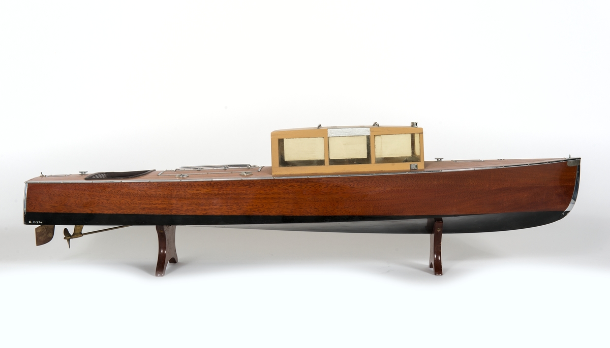 Fartygsmodell av motorbåt av den så kallader skärgårdsdroskan PLYM-ÅTTA konstruerad av Carl Plym för Stockholmsutställningen 1930. Förpikslucka midskepps, salong med nio fönster och akterut ett sittrum med soffa. 
Modellen har ett fast skrå undertill.