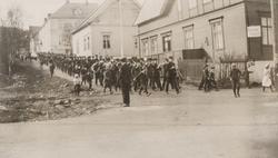 Divisjonsmusikken marsjerer ned Eriks gate i Harstad.