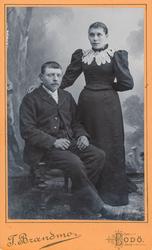 Studioportrett av et par.