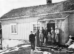 Personer foran bolighus