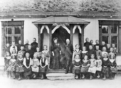 Skole med elever og lærere