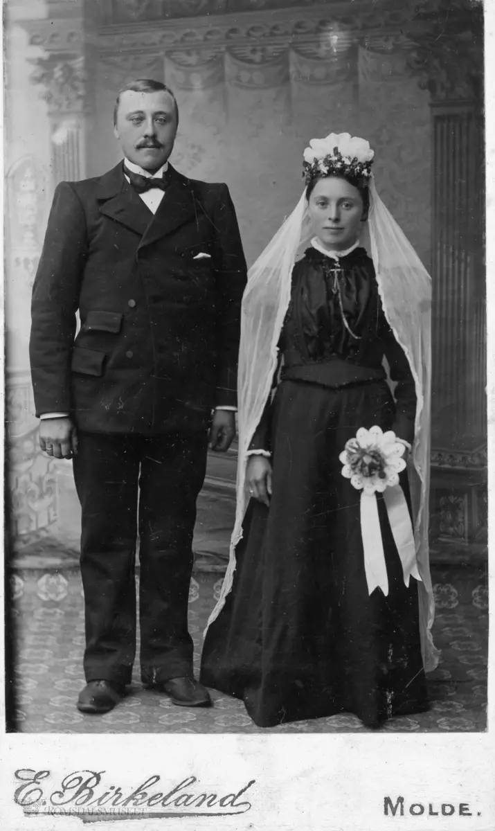 Brudepar, Emilie Eliasdt. Krabbevik giftet seg med Hau-Knut i Otrøy kyrkje 28.1.1900.Studiobilde fra E. Birkeland, Molde