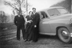 Ungdom med bil i 1953.Bileigar:.Bil: Standard