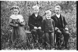 Gruppebilde av frå v .Margit Liahagen,Wigger Liahagen,Herman