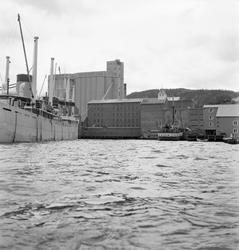 Lossing og lasting av båter ved I. C. Piene & Søn i Buvika