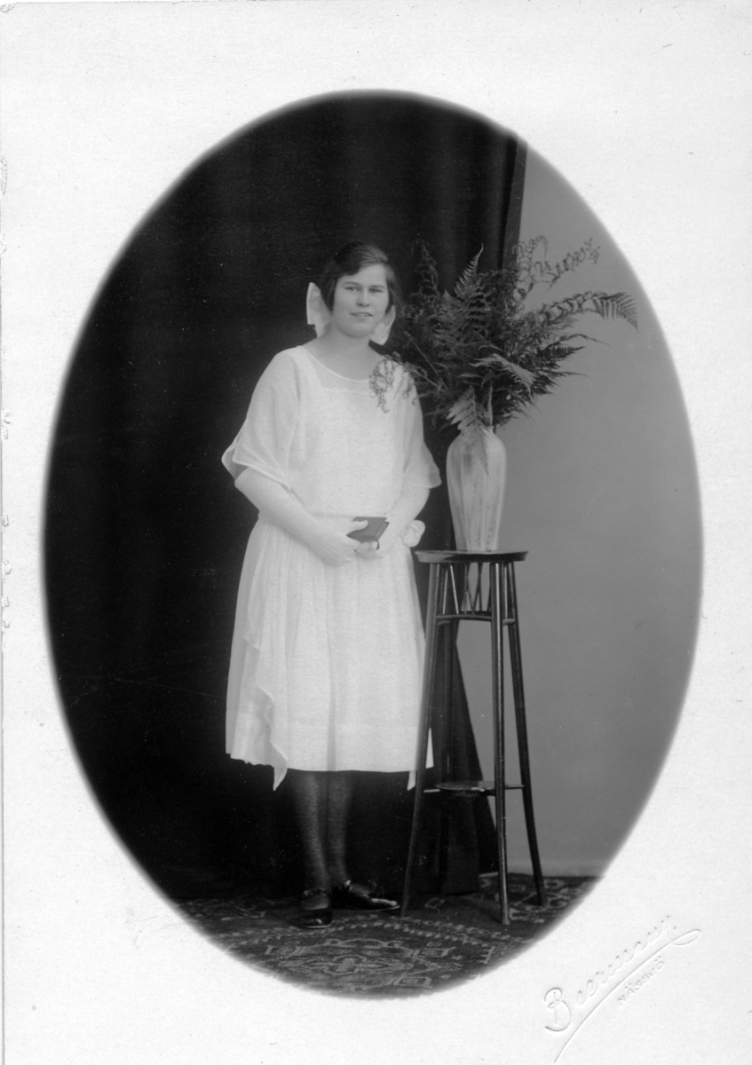 Porträtt av Ingrid Andersson som konfirmand. Hon utbildade sig till sjuksköterska inom psykiatrin och arbetade senare vid Ryhovs sjukhus i Jönköping.