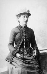 Portrett, kvinne med hatt og stokk, Kristiansund ca 1890.  F