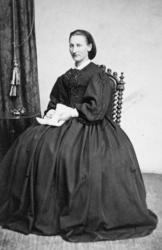 Portrett, kvinne, Kristiansund ca 1875. Håndarbeid. Fotograf