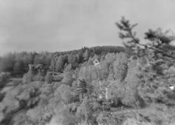 Ringebu. Bakerst ligger boligen Heimhug, mens de øvrige huse