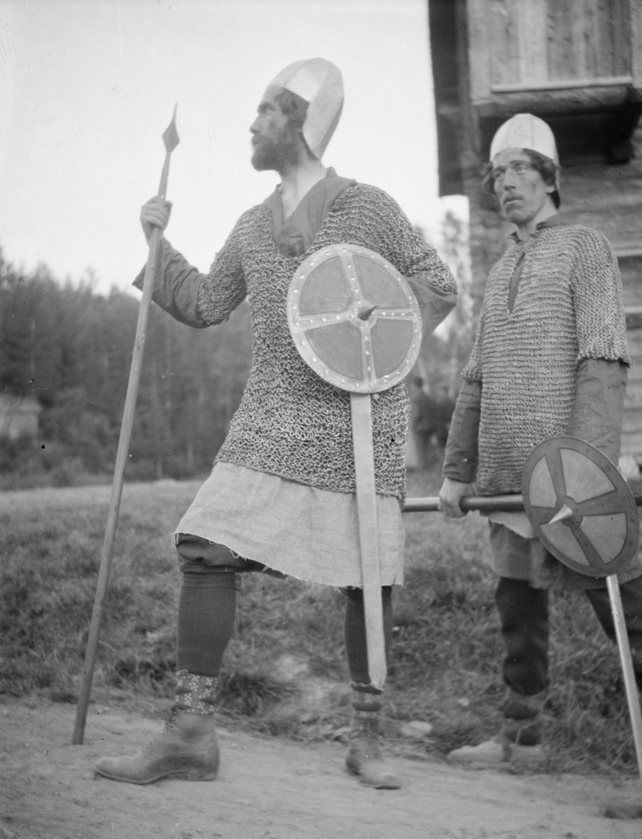 To "vikinger" ved Myttingstua på Maihaugen.
