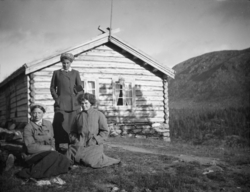 Seterbygning med mennesker