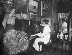 Thora Jorde og Helene Fagstad ved pianoet