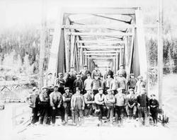 Repro: Bygging av Brunlaug bru over Lågen ved Fåberg.