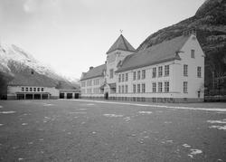 Tyssedal skole, murbygg, gymnastikksal, leikeplass,