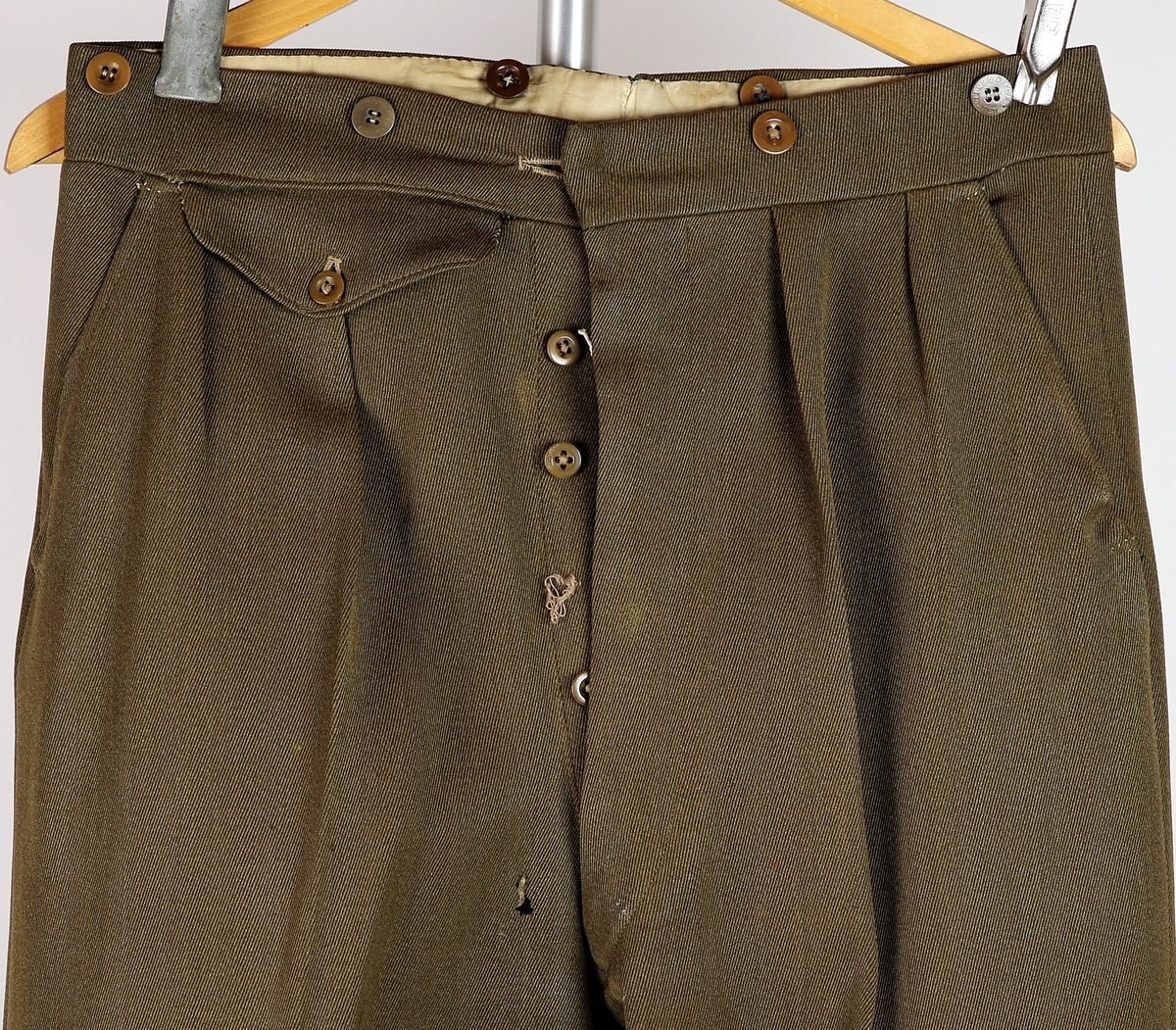 41.Sverre Lund Simensen (bror).F.25.10.1918.D.13.04.1945. (falt i Lurigen i Trøndelag.) A: Bukse B: Jakke C: Stoffbeltet ble brukt innendørs D: Kryssbandolæret utendørs E: Lue.