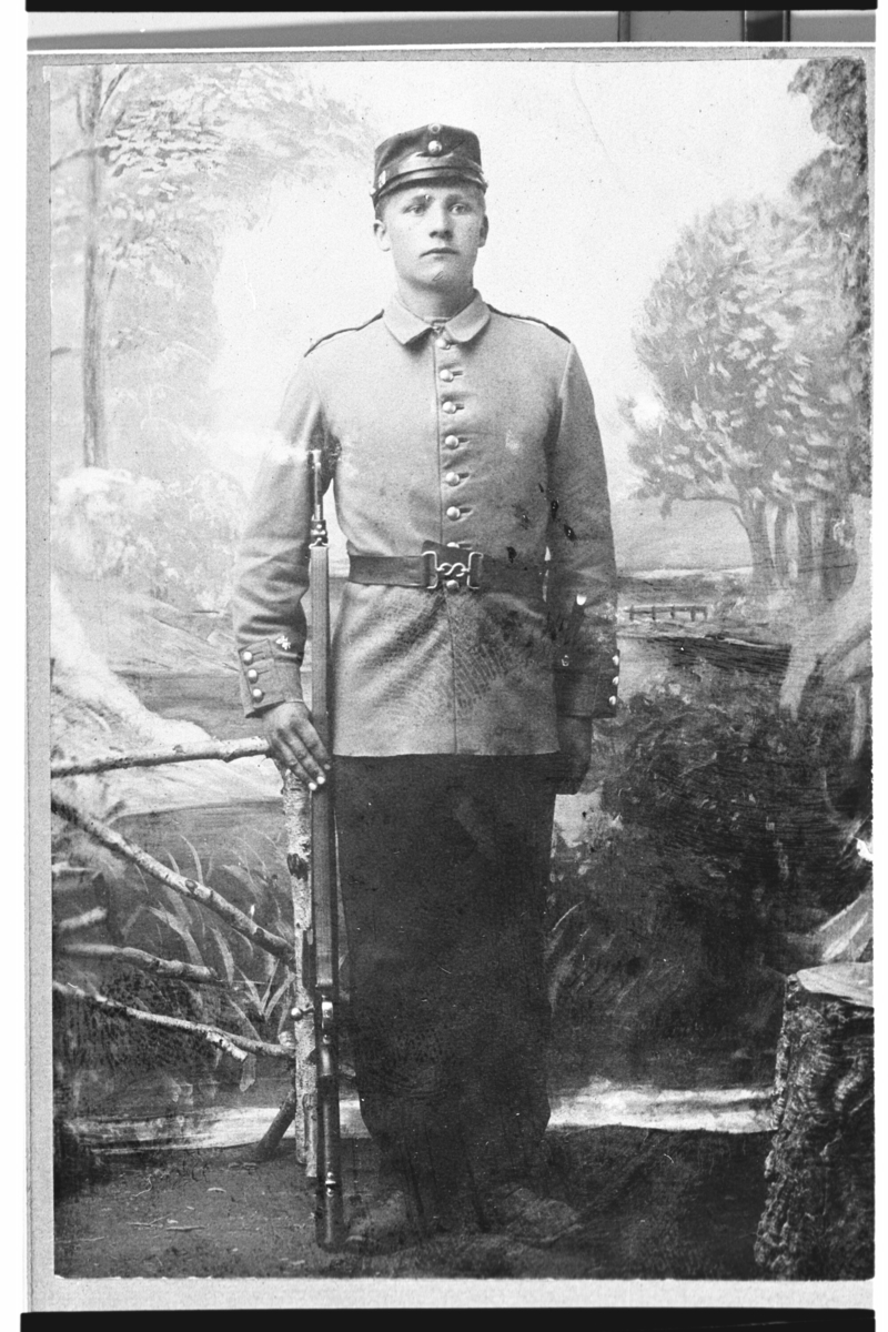 Portrett av Knut Brennhovd med militær uniform og våpen.