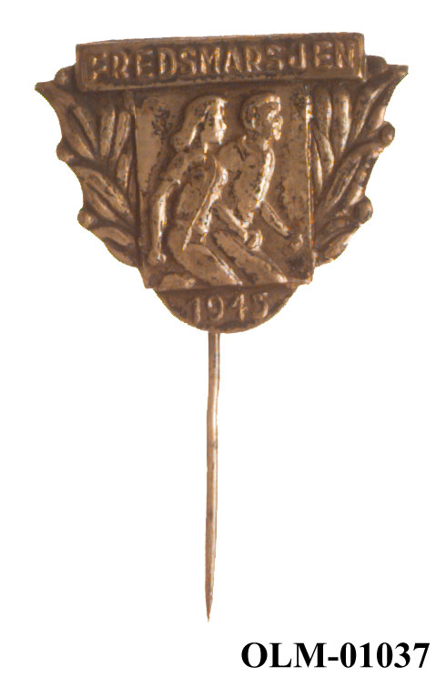 Inneholder 101 merker, pins og  medaljer.
Guttorm Berge tok tilbake samlingen 21.mai 1996.-notert i aksesjonsboken.