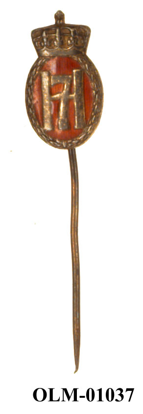 Inneholder 101 merker, pins og  medaljer.
Guttorm Berge tok tilbake samlingen 21.mai 1996.-notert i aksesjonsboken.