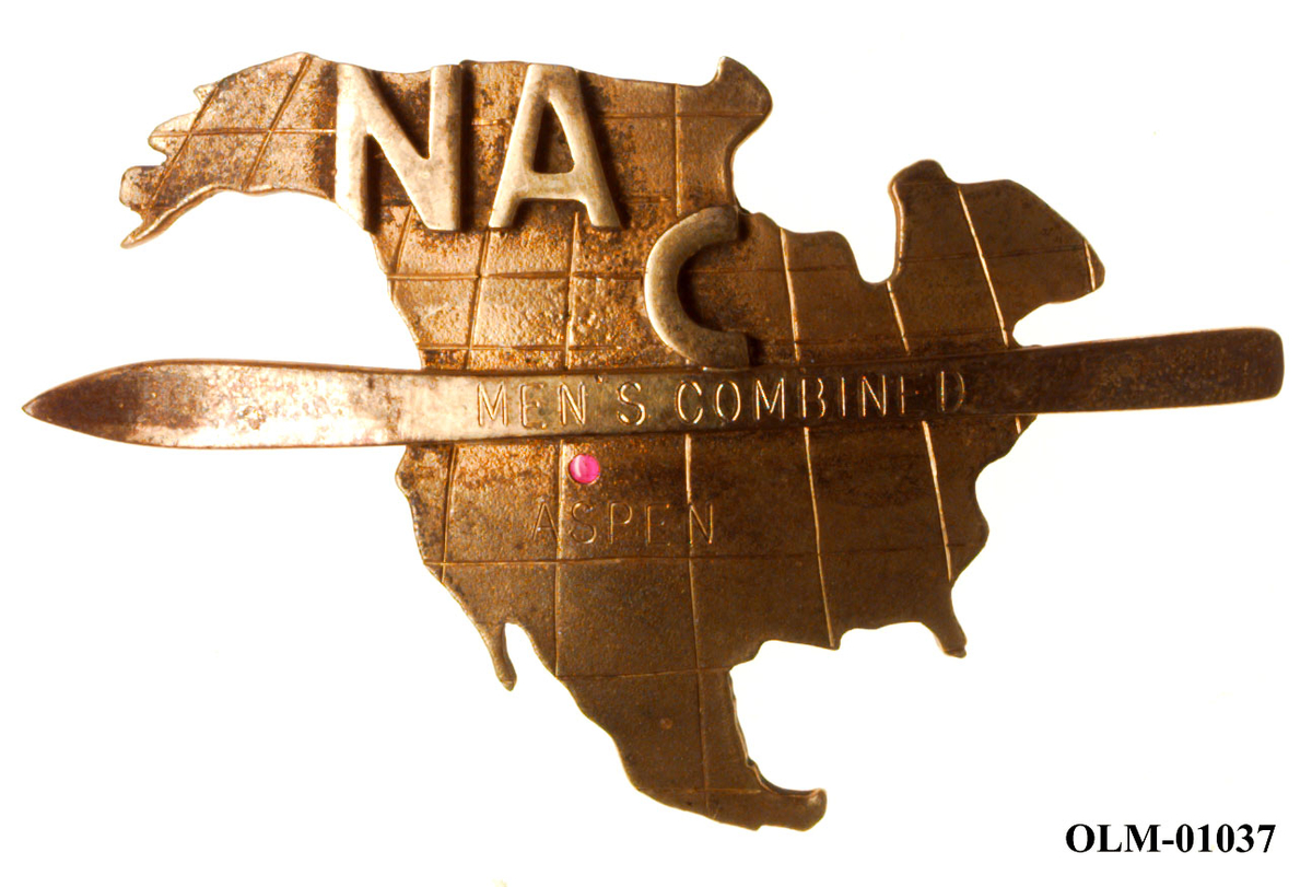 Inneholder 101 merker, pins og  medaljer.
Guttorm Berge tok tilbake samlingen 21.mai 1996.-notert i aksesjonsboken.