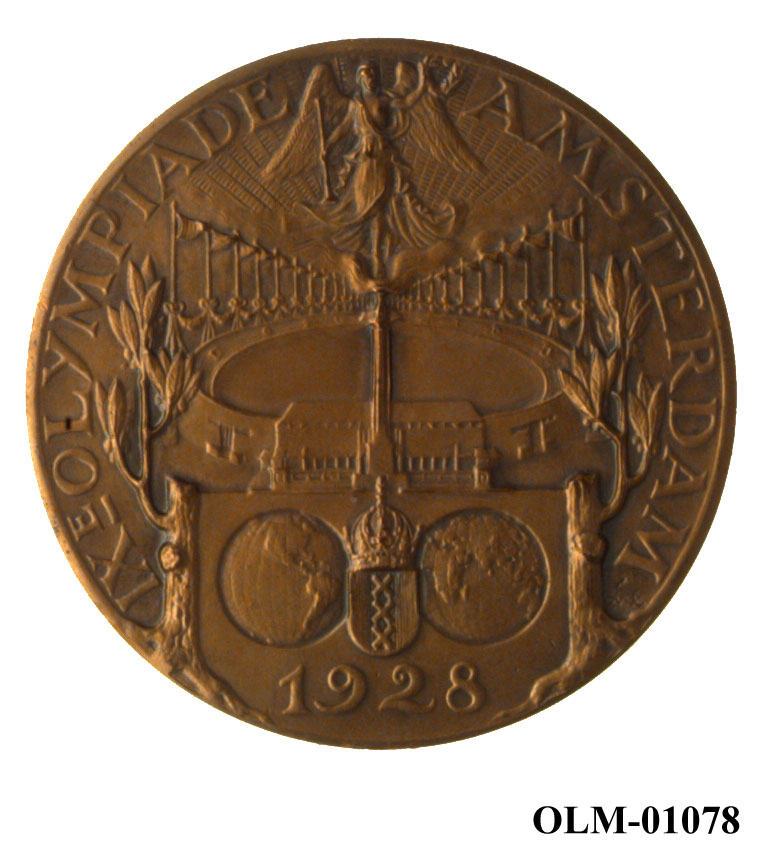 32 forskjellige medaljer og merker i ramme.
Bilde 7 er deltdagermerke fra Amsterdam 1928.
Bilde 18 og 19 er deltagermedalje fra Amsterdam 1928.
Bilde 20 og 21 er sølvmedaljen fra Antwerpen 1920.
Bilde 26 og 27 av bronsemedaljen fra Paris 1924.
Bilde 39 og 40 minnemedaljen fra Antwerpen 1920.