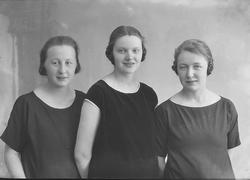 Portrett av tre kvinner en av dem heter Johanne Østbye