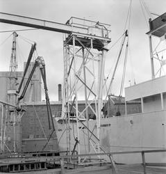 Lossing av båt ved I. C. Piene & Søn i Buvika