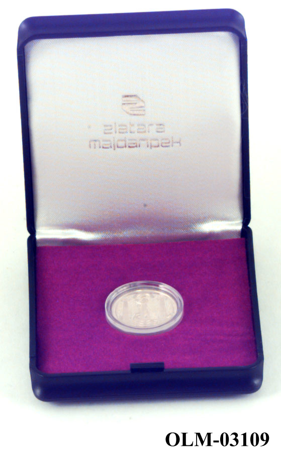 Mynt med de olympiske ringer og tekst Beograd '96 på den ene siden. På den andre siden en mann som står mellom to tempelsøyler, han har sverd i den ene hånden og to fugler i den andre. Mynten ligger i en eske.