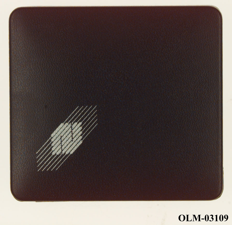 Mynt med de olympiske ringer og tekst Beograd '96 på den ene siden. På den andre siden en mann som står mellom to tempelsøyler, han har sverd i den ene hånden og to fugler i den andre. Mynten ligger i en eske.