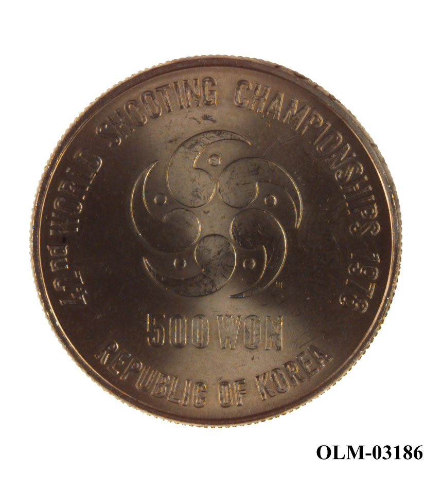 Settet består av to mynter, som ligger i en blå fløyelseske.