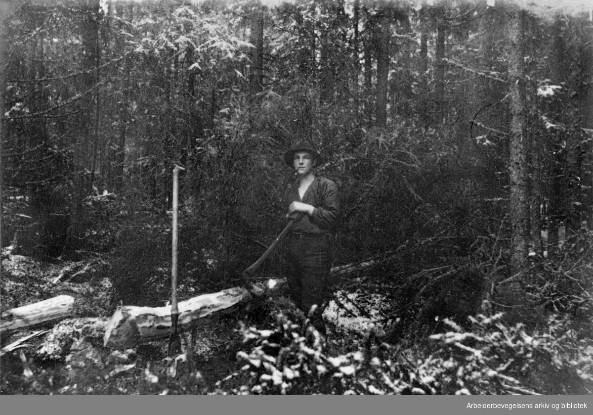 Barking av tømmer i Grue, ca. 1920.