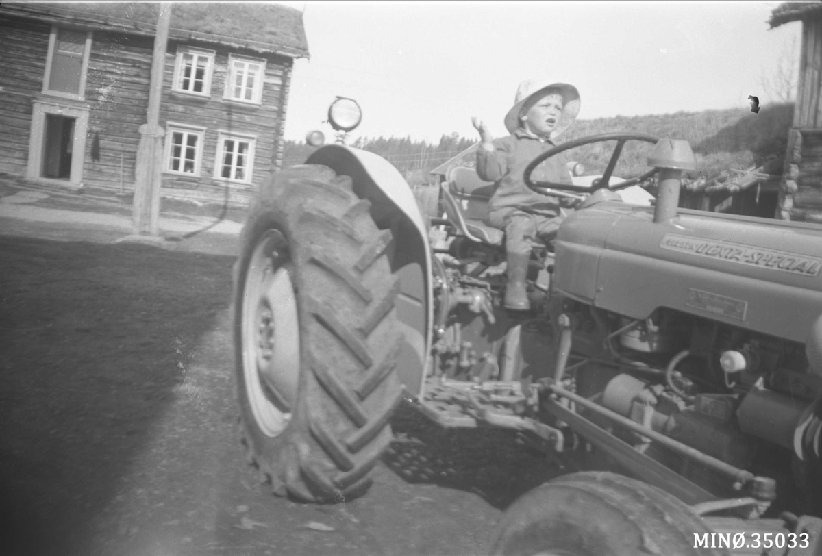 Liten gutt på traktor