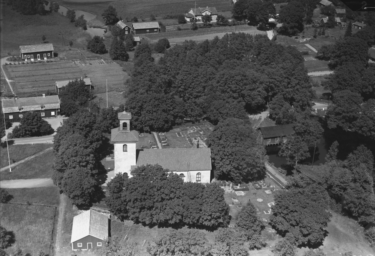 Flygfoto över Ramkvilla kyrka i Vetlanda kommun. Nr. D. 2043