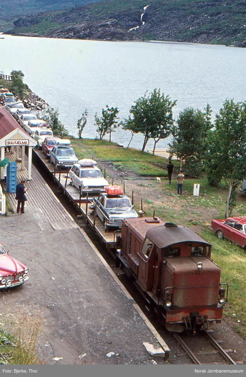 Ekstra biltog på Sulitjelma stasjon, trukket av diesellokomotivet SAULO