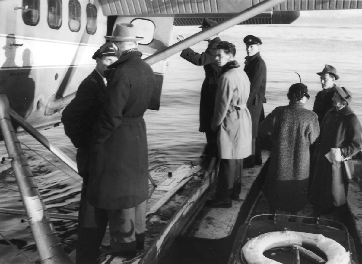 Piloter og passasjerer på tur ombord i et av Widerøes sjøfly.