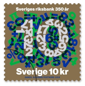 Självhäftande frimärke i rullar med grafiska mönster av siffror och matematiska tecken.  Valör 10 kronor och valör 20 kronor.